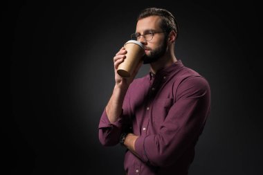 izole üzerinde siyah gitmek için kahve içmek işadamı portresi