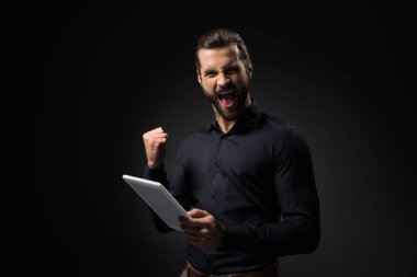 siyah izole dijital tablet ile heyecanlı adam portresi