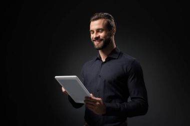 adam siyah izole dijital tablet ile gülümseyen portresi