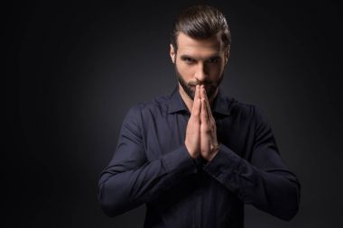 siyah izole dua ederken kameraya bakan adam portresi