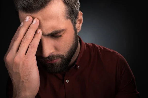 Porträt Eines Mannes Mit Kopfschmerzen Isoliert Auf Schwarz — Stockfoto