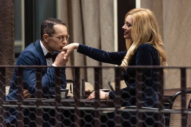 yakışıklı yetişkin adam el Restaurant sevgilisi öpüşme