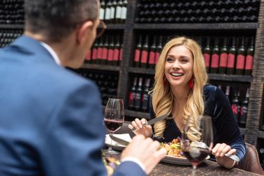 Romantik akşam yemeği restoranda güzel yetişkin çift