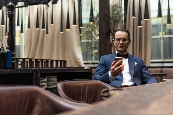 Happy Adult Man Stylish Suit Using Smartphone Restaurant — Stock Photo, Image