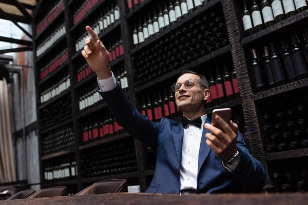 Hombre Guapo Traje Elegante Con Teléfono Inteligente Camarero Que Llama — Foto de Stock