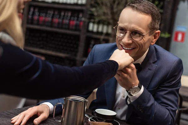 Glücklich Erwachsener Mann Küsst Hand Seiner Freundin Restaurant — kostenloses Stockfoto