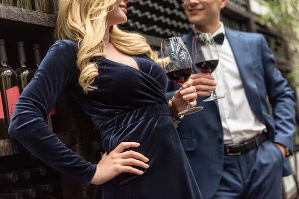 Schnappschuss Eines Schönen Erwachsenen Paares Das Wein Vor Weinregalen Trinkt — Stockfoto