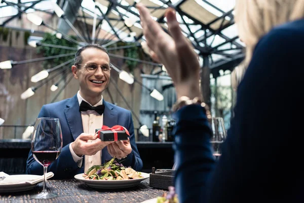 Knappe Volwassen Man Presenteert Valentijnsdag Geschenk Aan Vriendin — Stockfoto