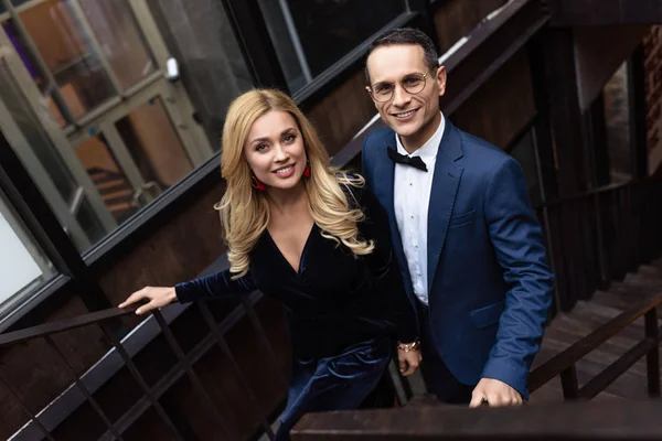 Hochwinkelaufnahme Eines Erwachsenen Paares Stilvoller Kleidung Beim Treppensteigen — Stockfoto