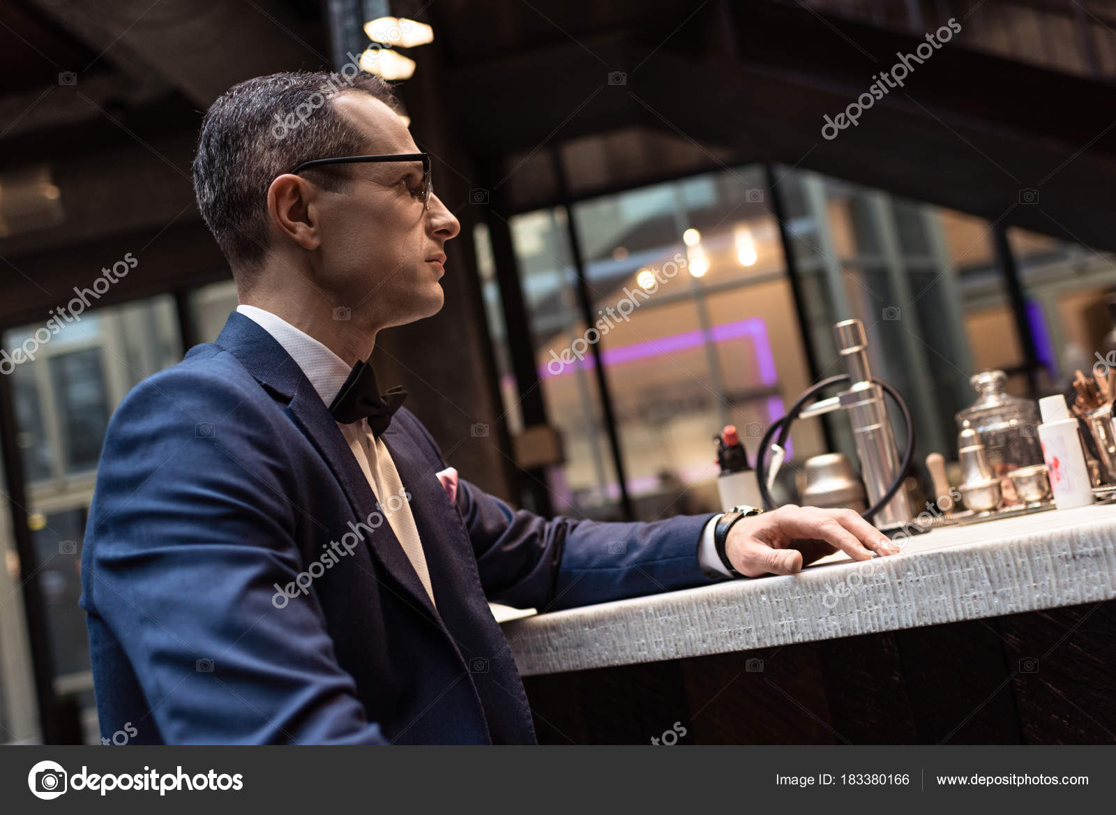 Stilig Man Snygg Kostym Sitter Vid Bardisk Lyx Restaurang — Stockfotografi  © EdZbarzhyvetsky #183380166