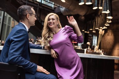 gülümseyen kadın bar sayacı yakışıklı adamla flört