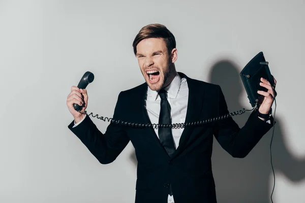 Homem Negócios Irritado Terno Gritando Com Telefone Mãos Fundo Branco — Fotografia de Stock