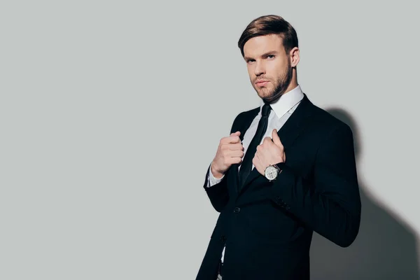 Junge Stilvolle Selbstbewusste Geschäftsmann Anzug Auf Weißem Hintergrund — Stockfoto