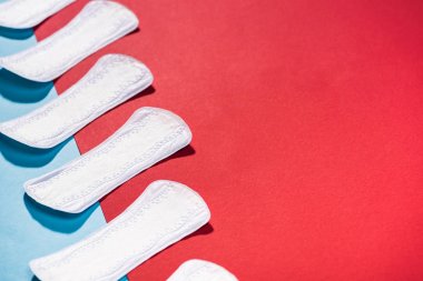 mavi ve kırmızı satırın günlük yastıkları yüksek açılı görünüş