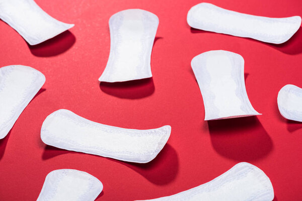 разбросанные защитные ежедневные колодки на красный
