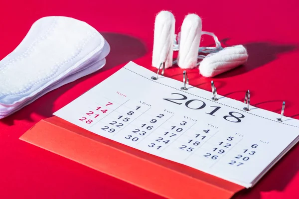 Tampões Almofadas Diárias Calendário Vermelho — Fotografia de Stock