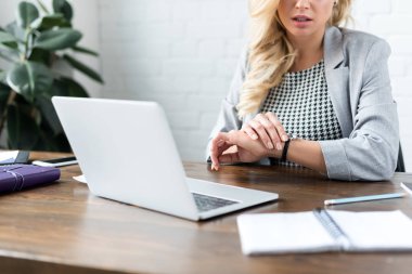 laptop ile izle Office bakarak işkadını görüntü kırpılmış