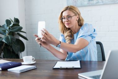 çekici işkadını selfie ile smartphone içinde göreve