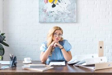 masada oturan ve ararken dalgın işkadını