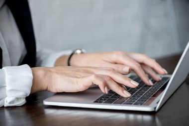 dizüstü bilgisayar kullanma office işkadını kırpılmış görüntü
