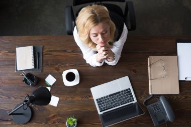 ofiste dua işkadını havai görünümü