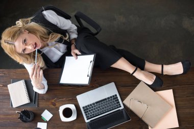 baştan çıkarıcı işkadını dudakları ile kalem ve kamera Office bakarak dokunmadan havai görünümü