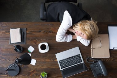 ofiste masada uyuyan işkadını havai görünümü