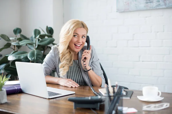 Sorridente Empresária Conversando Por Telefone Escritório — Fotografia de Stock