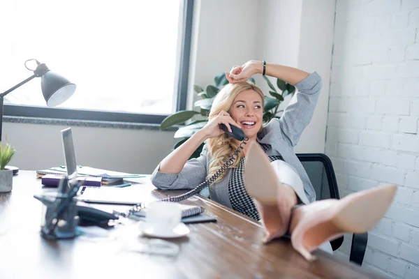 Счастливая Деловая Женщина Разговаривает Телефону Офисе Ногами Столе — стоковое фото