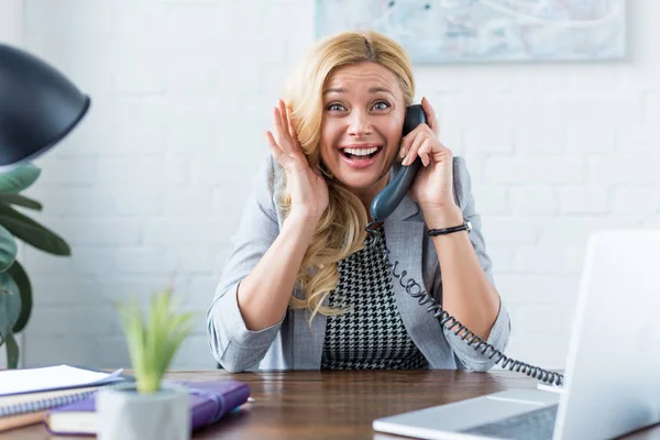 Mujer Negocios Emocionada Hablando Por Teléfono Oficina —  Fotos de Stock