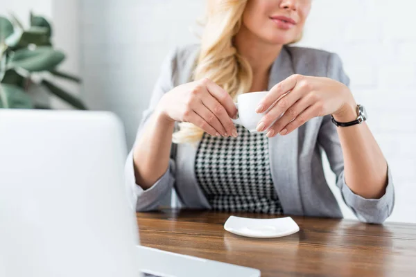 女性在工作中捧杯茶的形象 — 图库照片