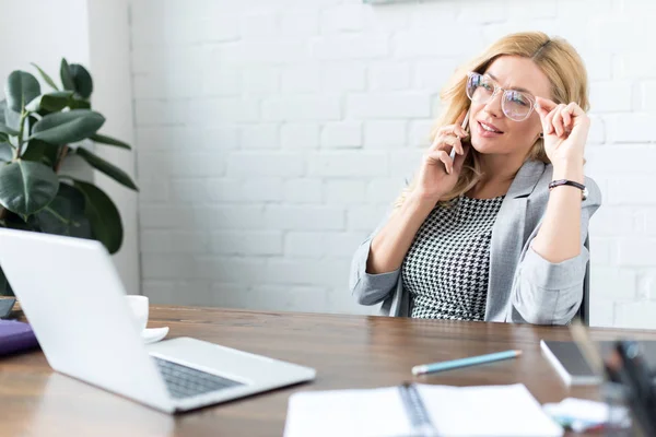 Mujer Negocios Hablando Por Teléfono Inteligente Oficina Tocando Gafas — Foto de stock gratis