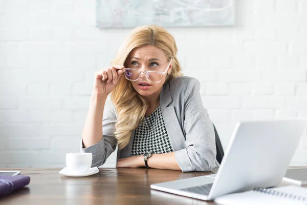 Femme Affaires Regardant Loin Dessus Des Lunettes Dans Bureau — Photo