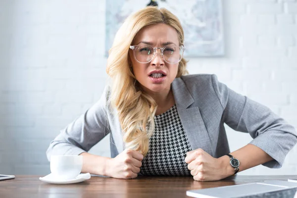 Geïrriteerde Zakenvrouw Met Vuisten Camera Kijken — Stockfoto