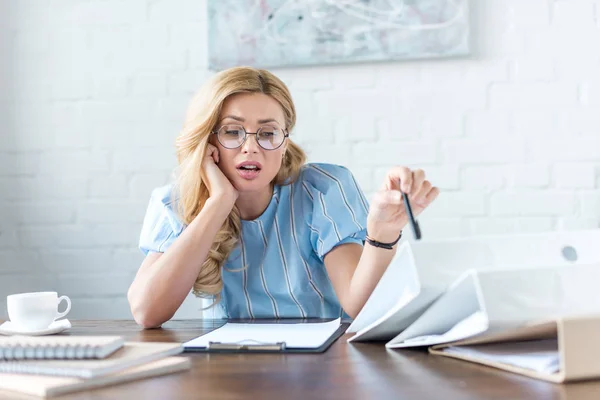 Trött Affärskvinna Sitter Vid Bord Med Mappar Och Dokument — Stockfoto