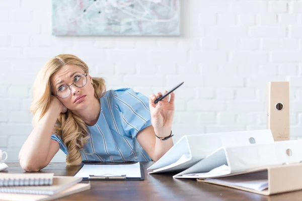 Trött Affärskvinna Hålla Pennan Och Sitter Vid Bord Med Dokument — Stockfoto