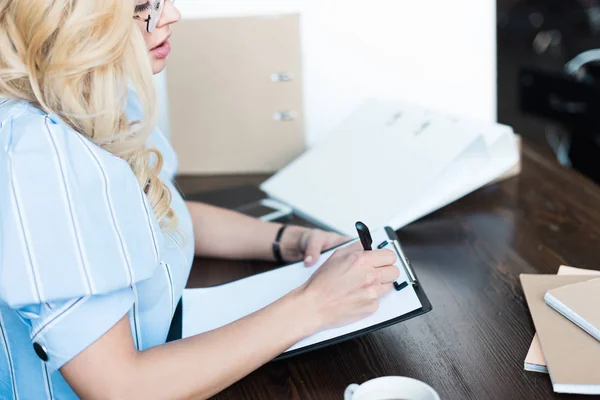 Bijgesneden Afbeelding Van Zakenvrouw Schrijven Iets Naar Klembord — Stockfoto