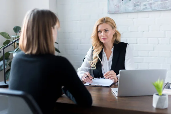 Vacker Affärskvinna Talar Med Medarbetare Vid Bord Office — Stockfoto