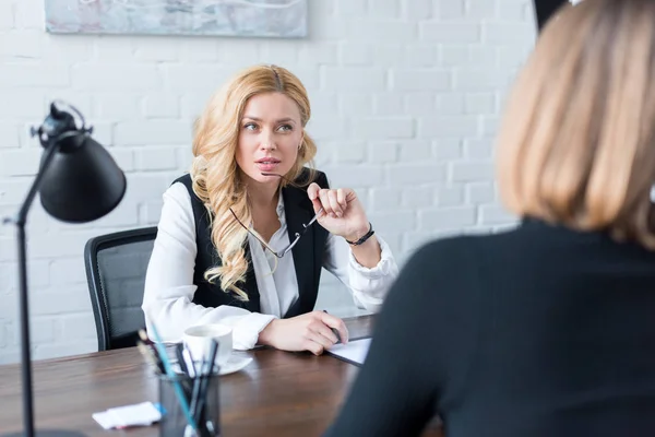 Atractiva Mujer Negocios Hablando Con Compañero Trabajo Oficina — Foto de Stock