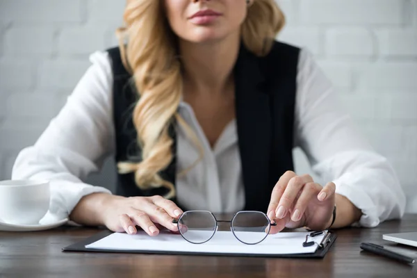 Abgeschnittenes Bild Einer Geschäftsfrau Mit Klemmbrett Und Brille Büro — kostenloses Stockfoto