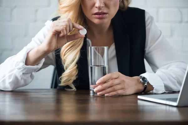Beskuren Bild Affärskvinna Med Piller Och Glas Vatten — Gratis stockfoto