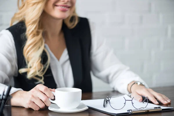 Cropped Image Businesswoman Cup Coffee — Stock Photo, Image