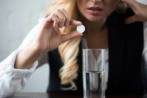 Beskuren Bild Affärskvinna Med Piller Och Glas Vatten — Stockfoto