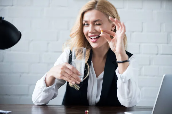 Mujer Negocios Guiñando Ojo Sosteniendo Vaso Agua Con Píldora — Foto de Stock