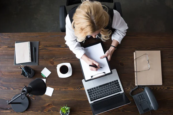 Top View Businesswoman Writing Something Clipboard Office — стоковое фото