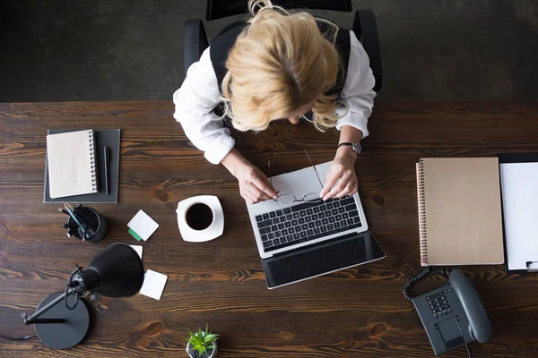 Overhead View Businesswoman Holding Glasses Laptop Office — Stock Photo, Image