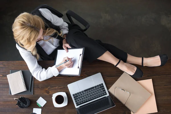 Overhead View Businesswoman Writing Something Clipboard Office — Stock Photo, Image