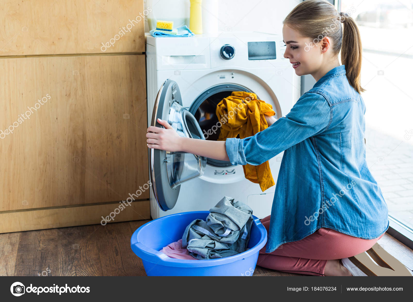 Washing clothes fotos de stock, imágenes de Washing clothes sin royalties |  Depositphotos