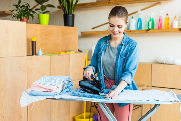 Bella Sorridente Giovane Donna Stiratura Vestiti Casa — Foto Stock