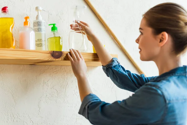 Mujer Joven Mirando Estante Con Varios Equipos Limpieza — Foto de Stock